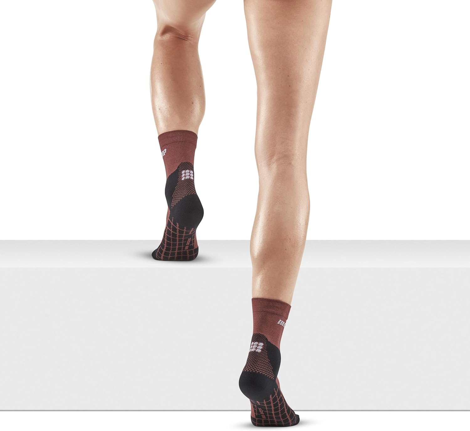 CEP Wanderlicht Merino Mid Cut Socken Neugestaltung für Frauen | Bessere Stabilität dank Wandersocken mit Komprimierung | Trekkingsocken für helle Beine, braun – Bild 4