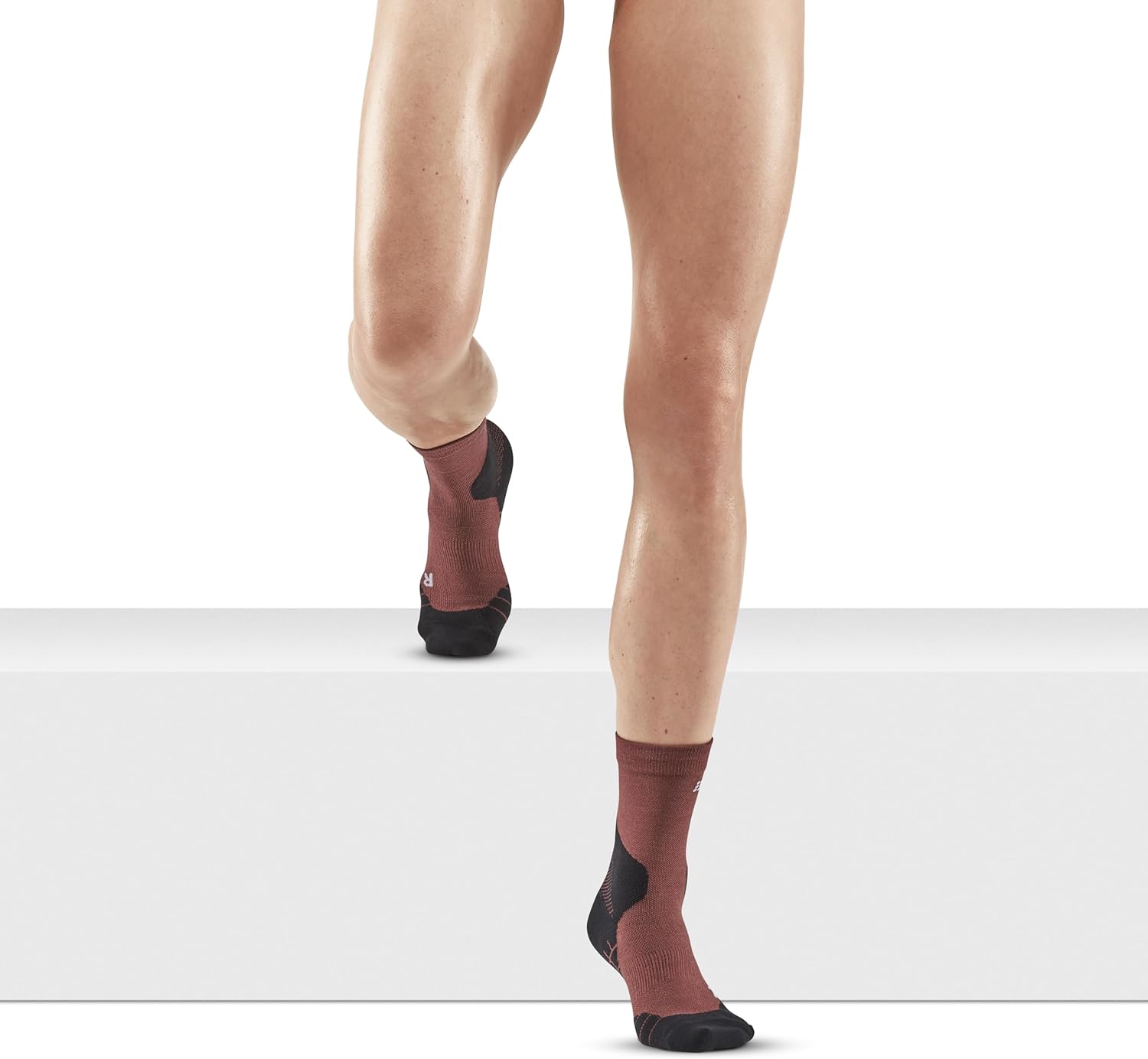 CEP Wanderlicht Merino Mid Cut Socken Neugestaltung für Frauen | Bessere Stabilität dank Wandersocken mit Komprimierung | Trekkingsocken für helle Beine, braun – Bild 3