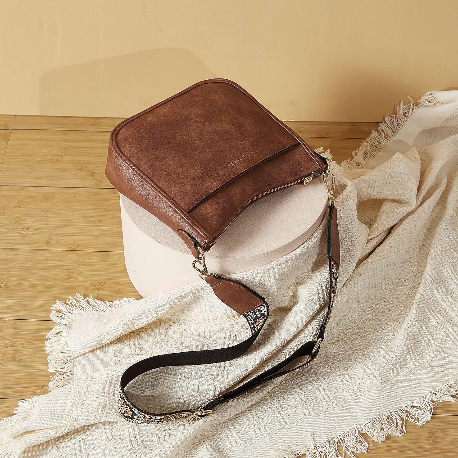 Bostanten Frauen kleiner Polyurethan (PU) Lederhandtasche, Kreuzkörper/Umhängetasche mit verstellbarem, farbigem Riemen – Bild 7