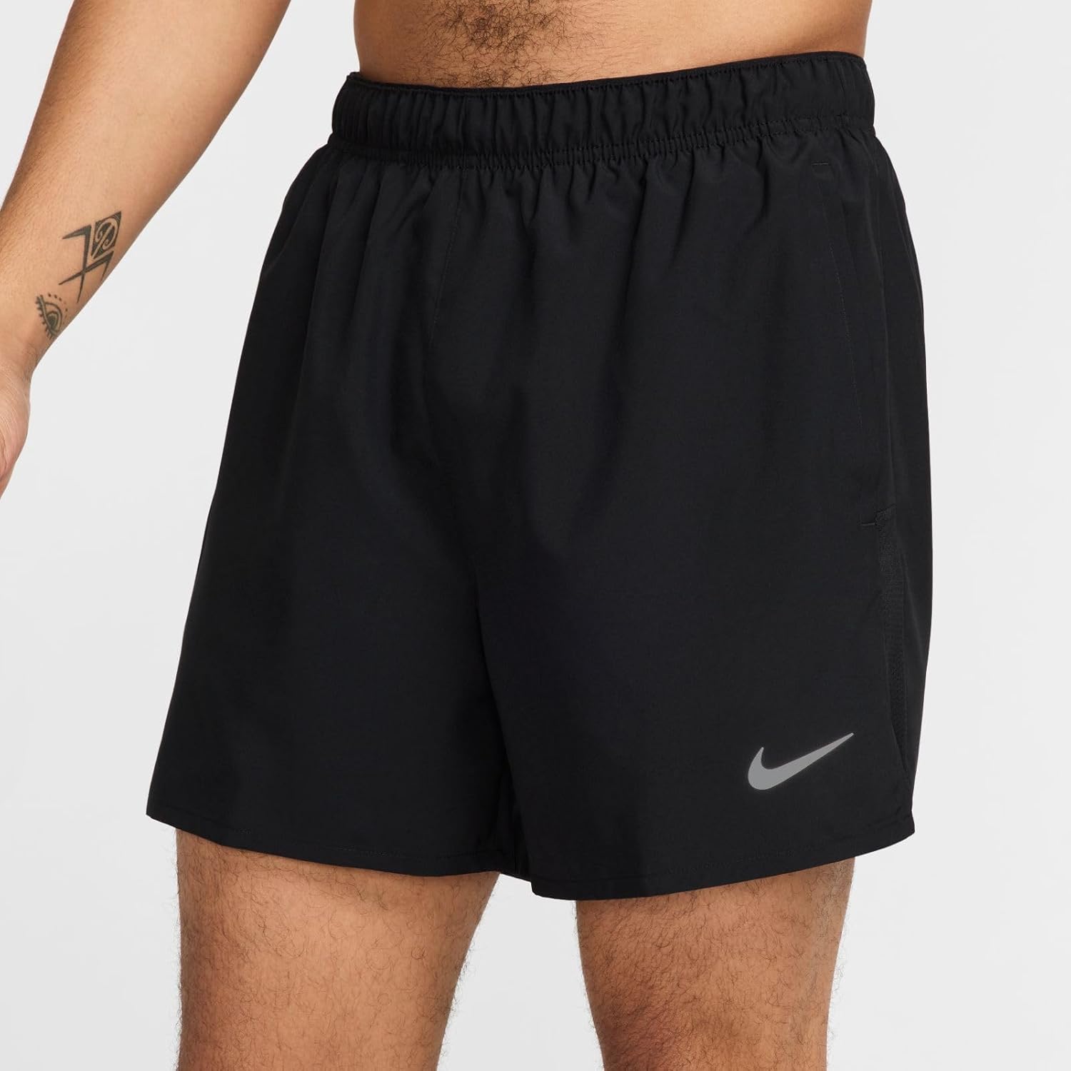 Nike Challenger HJ3588-010 Vielseitige 2-in-1-Shorts mit DRI-FIT-Technologie (Männer, ca. 18 cm), Schwarz/Schwarz/Reflektierender Silv, L. – Bild 4